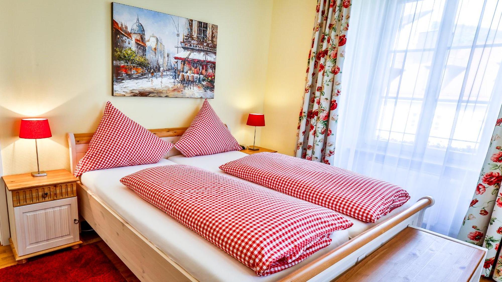 Hotel Zum Goldenen Loewen Baden-Baden Room photo