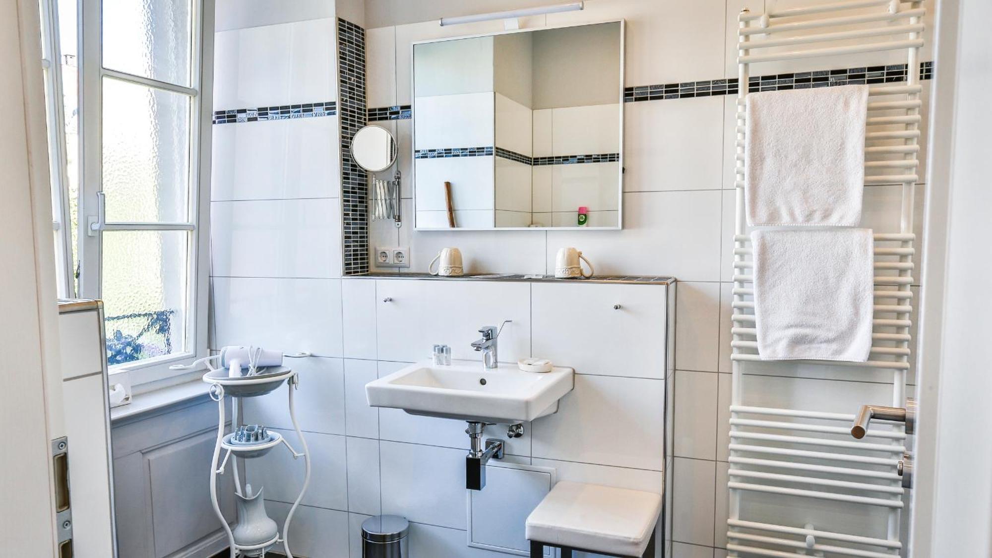Hotel Zum Goldenen Loewen Baden-Baden Room photo