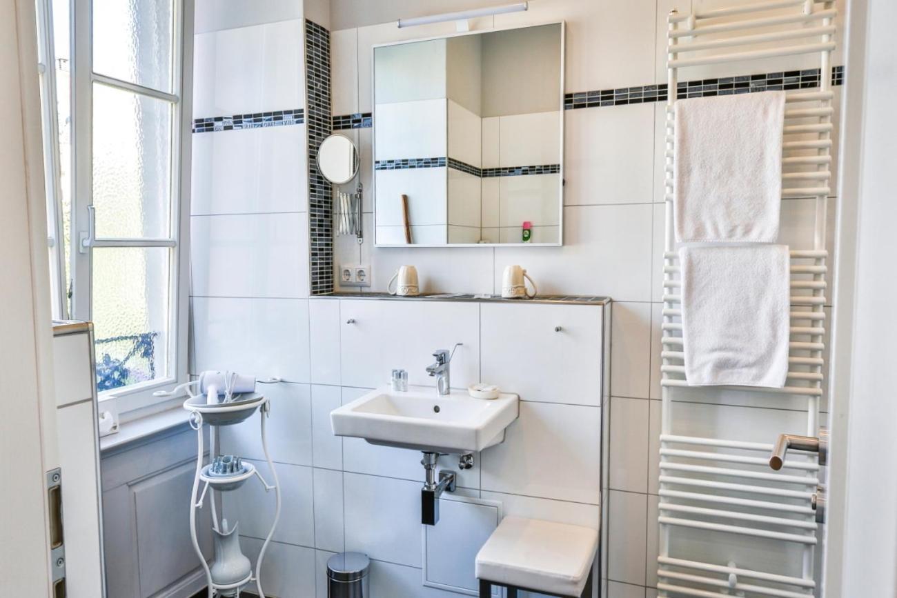 Hotel Zum Goldenen Loewen Baden-Baden Room photo