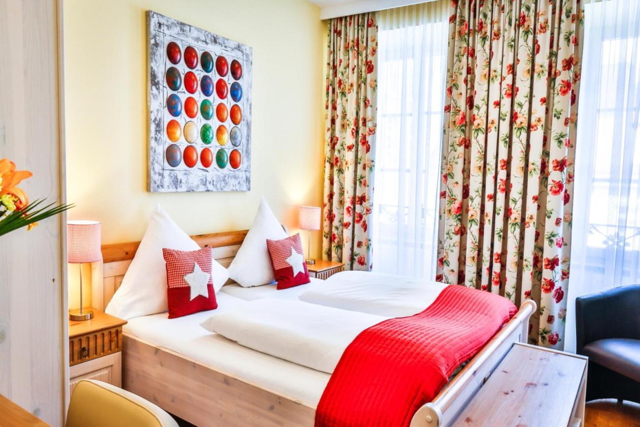 Hotel Zum Goldenen Loewen Baden-Baden Room photo