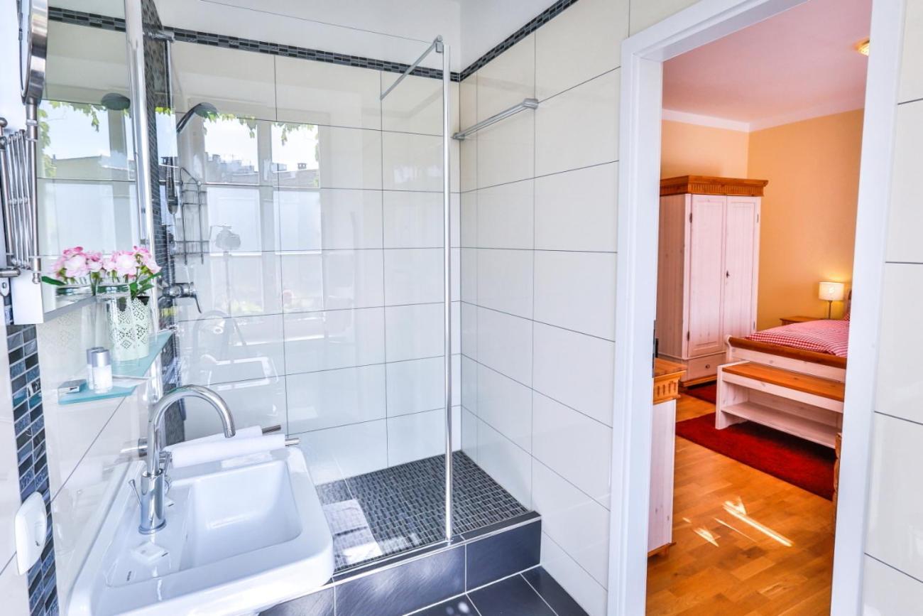 Hotel Zum Goldenen Loewen Baden-Baden Room photo