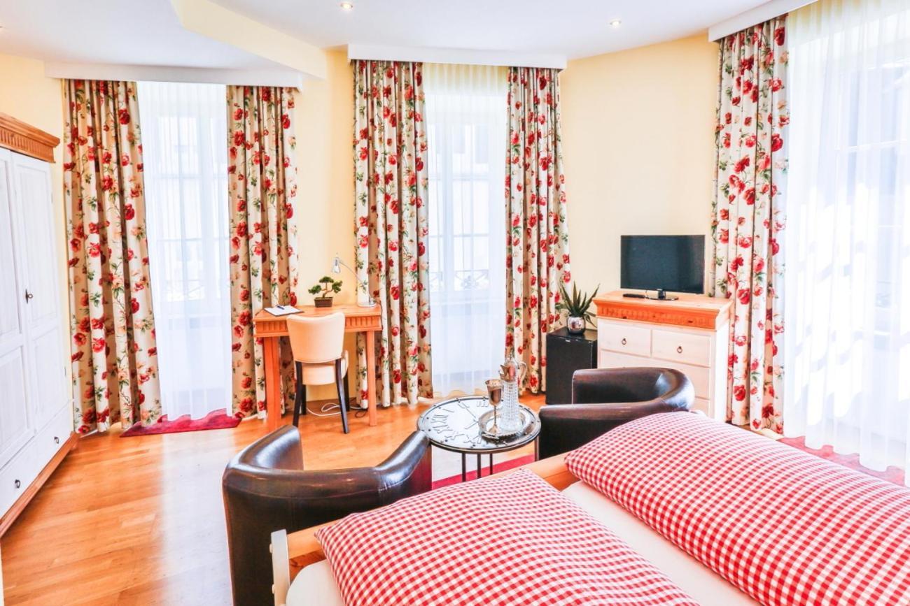 Hotel Zum Goldenen Loewen Baden-Baden Room photo