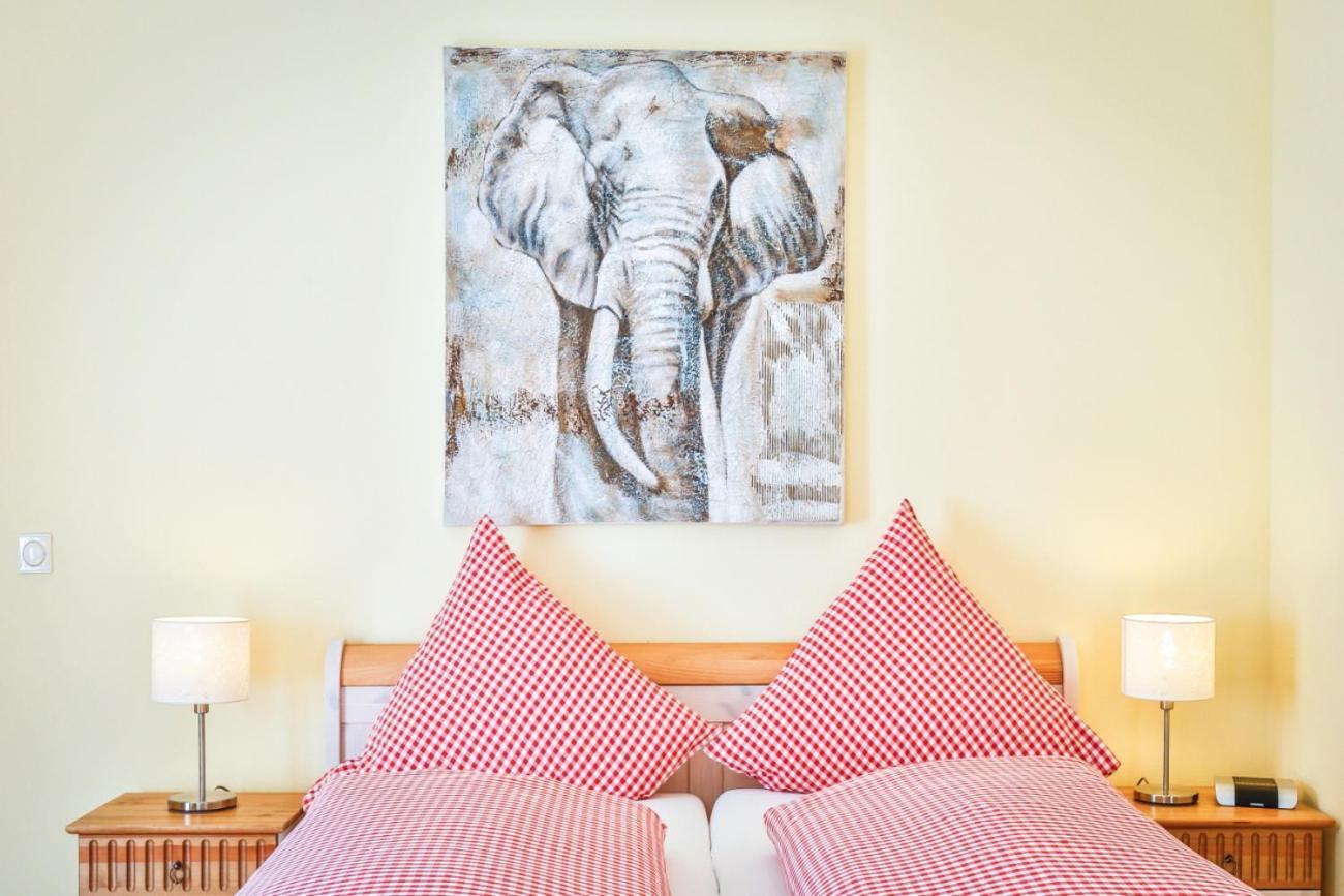 Hotel Zum Goldenen Loewen Baden-Baden Room photo