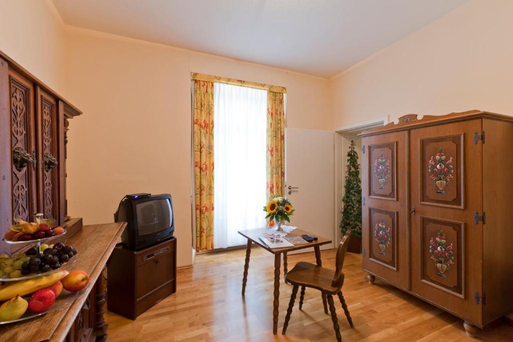 Hotel Zum Goldenen Loewen Baden-Baden Room photo